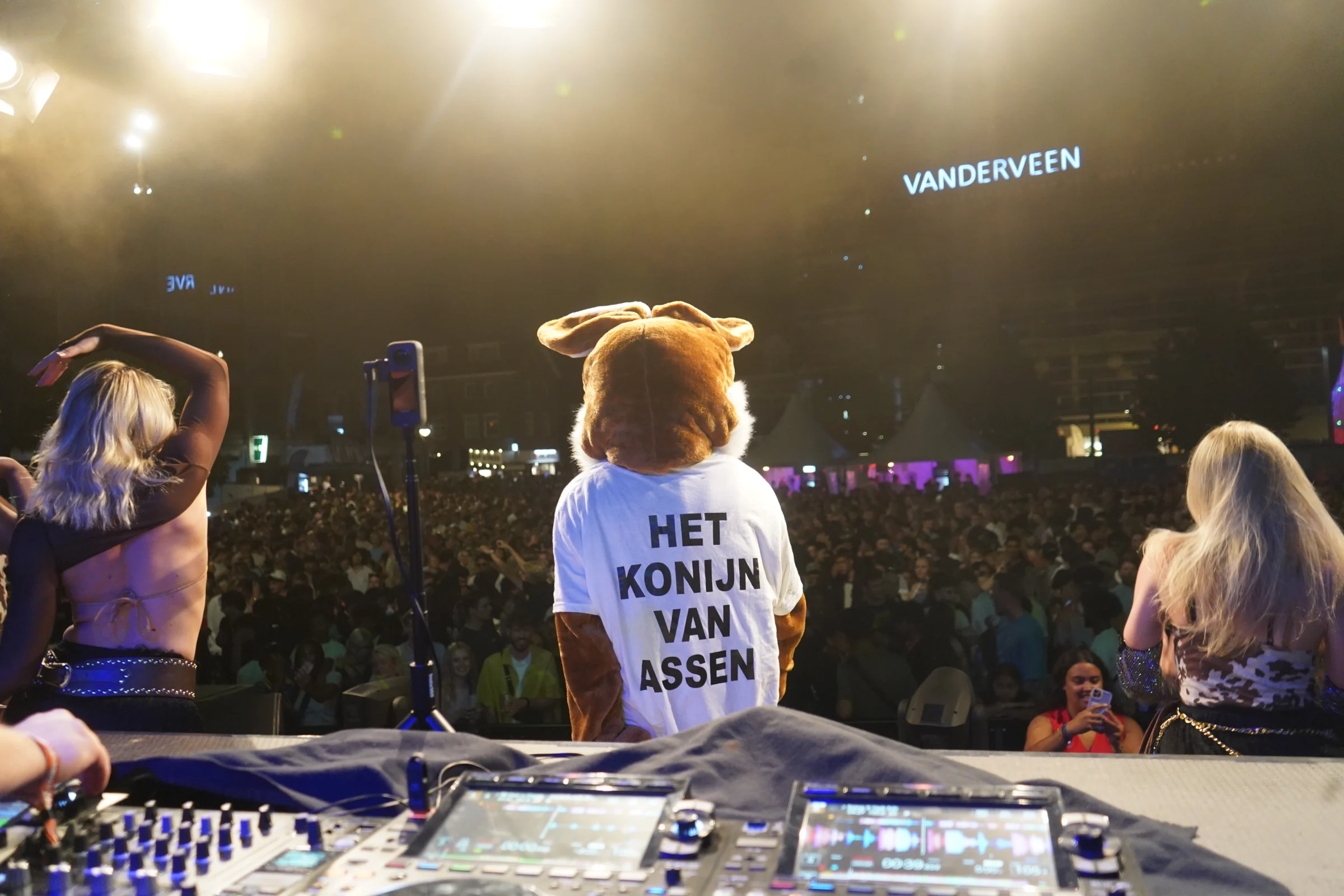 Konijn van Assen tijdens TT op het podium van CLUBNU